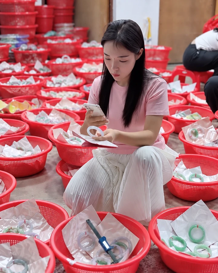 选货现场的翡翠手镯、货篮与卡尺