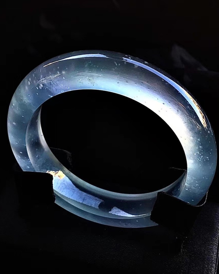 翡翠手镯实拍展示，具体货品请咨询确认